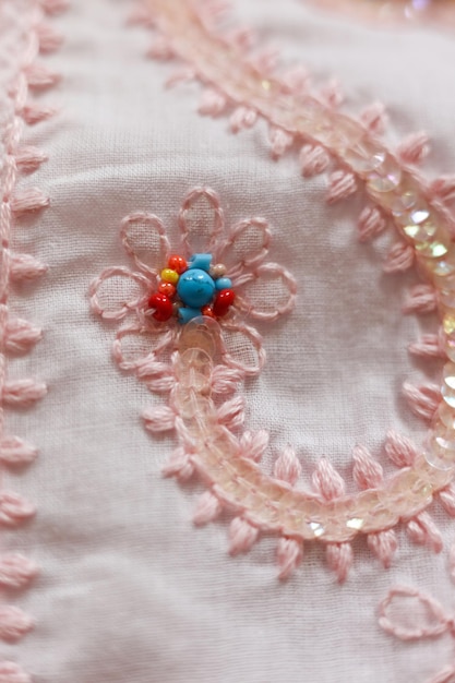 haftowane wzory na płótnie